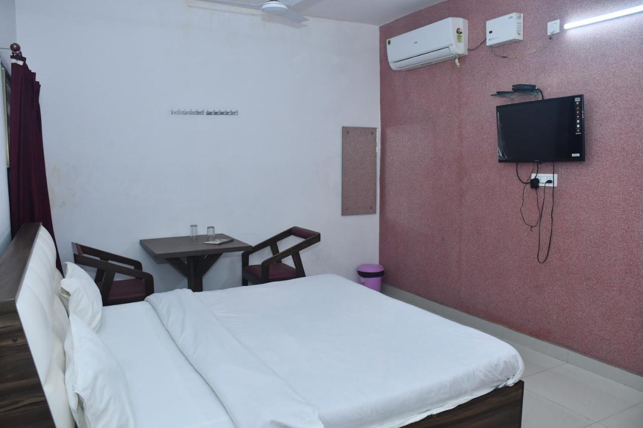 Hotel Awadh Palace Sahjanwa Bagian luar foto